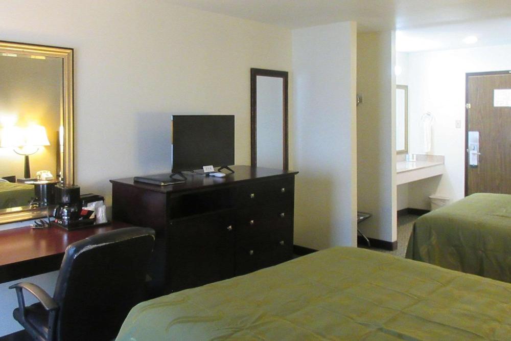 Queen Room with Two Queen Beds - Non-Smoking interior